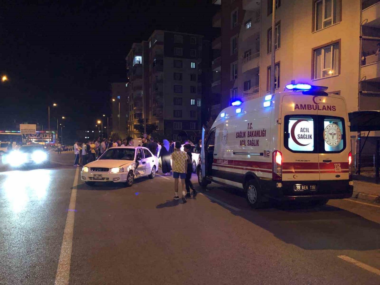 Kazada savrulan otomobil park halindeki 2 otomobile çarptı: 2 yaralı