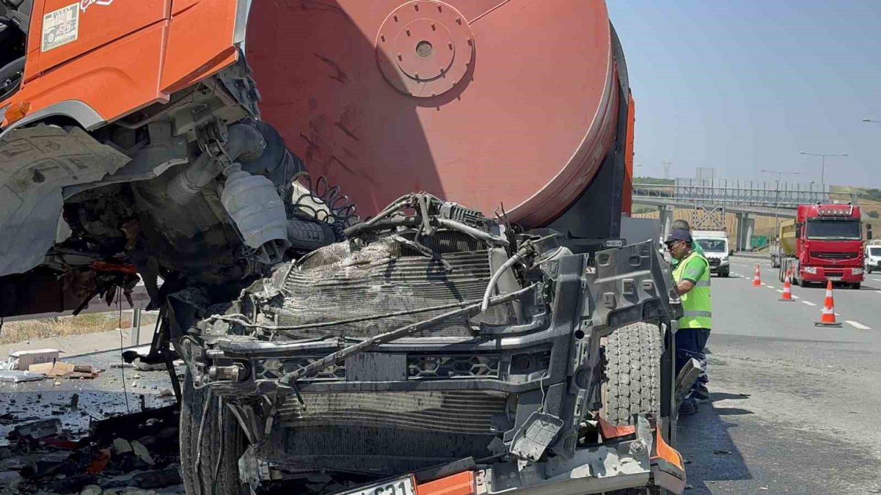 İBB’ye ait İSTAÇ tırı otoyolda kamyonete çarptı : 1 yaralı