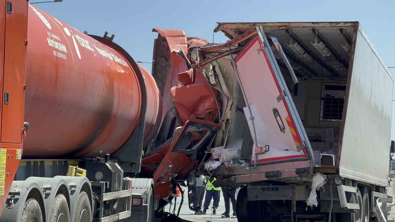 İBB’ye ait İSTAÇ tırı otoyolda kamyonete çarptı : 1 yaralı