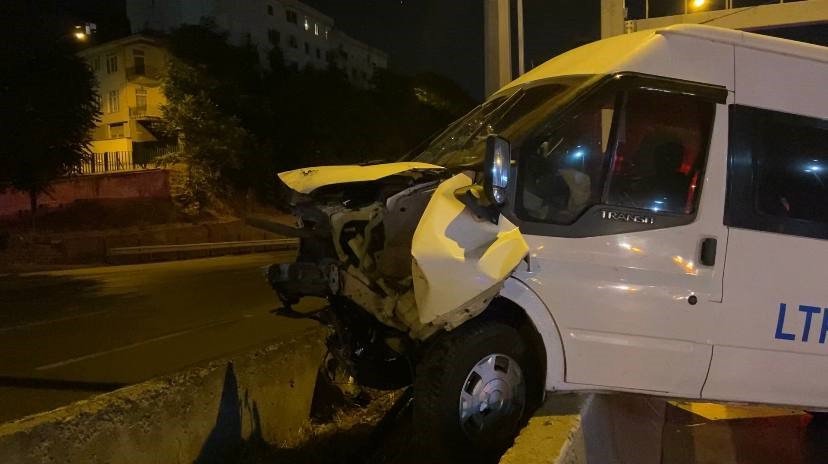 E5’te kontrolden çıkan servis minibüsü refüje çarptı: 4 yaralı