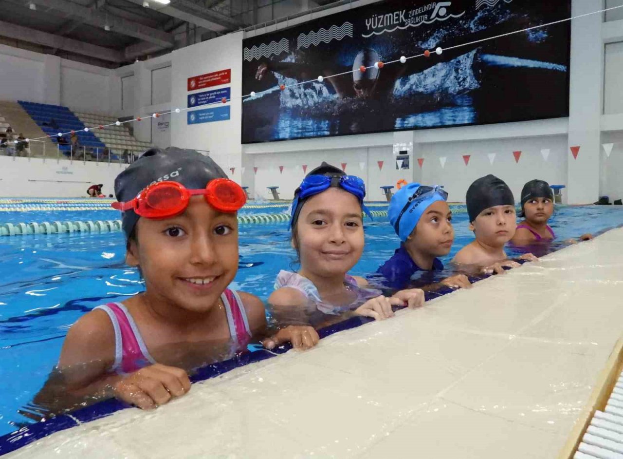 Kepez’de minik eller kulaç atıyor