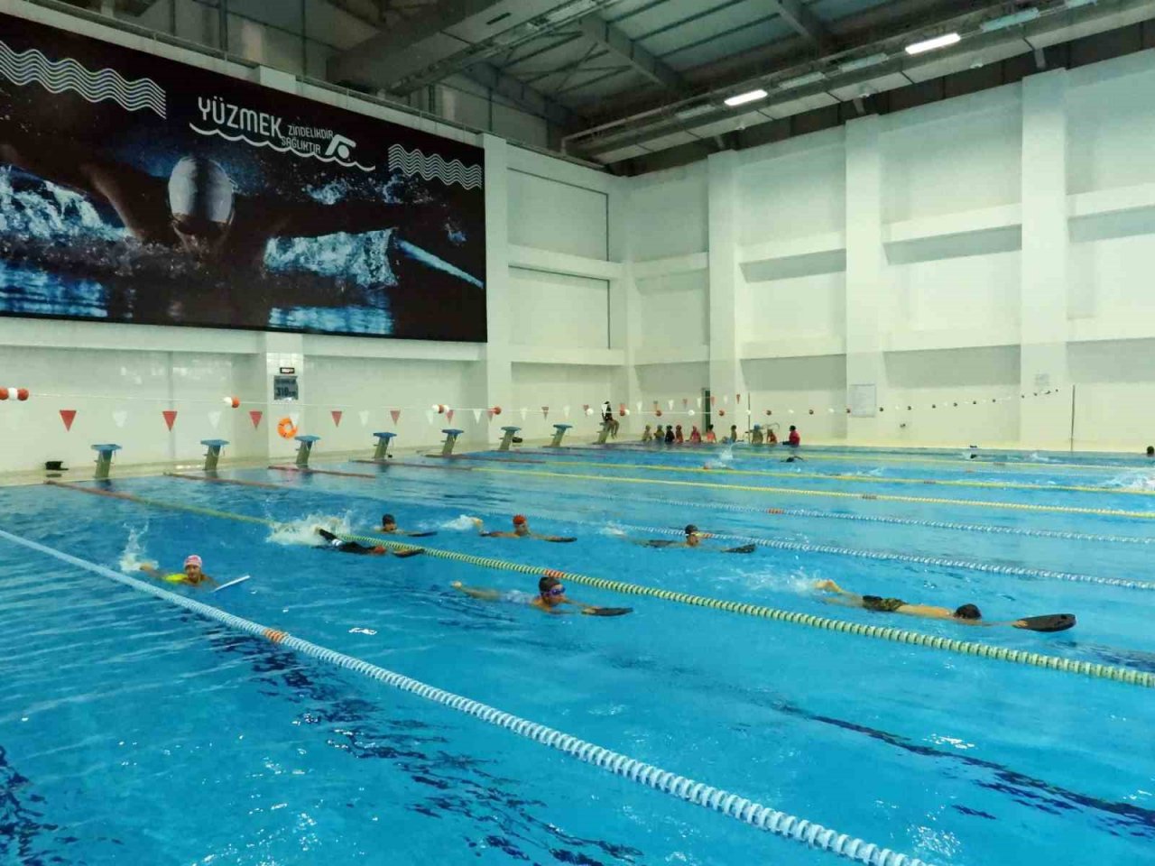 Kepez’de minik eller kulaç atıyor