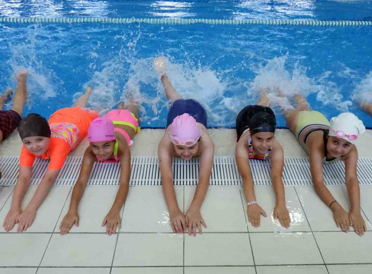 Kepez’de minik eller kulaç atıyor