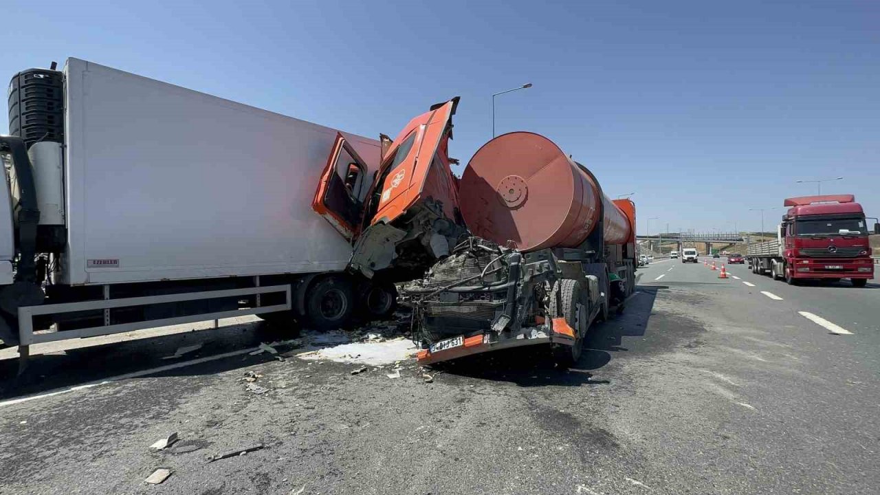 İBB’ye ait İSTAÇ tırı otoyolda kamyonete çarptı : 1 yaralı