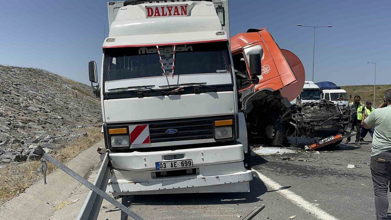 İBB’ye ait İSTAÇ tırı otoyolda kamyonete çarptı : 1 yaralı