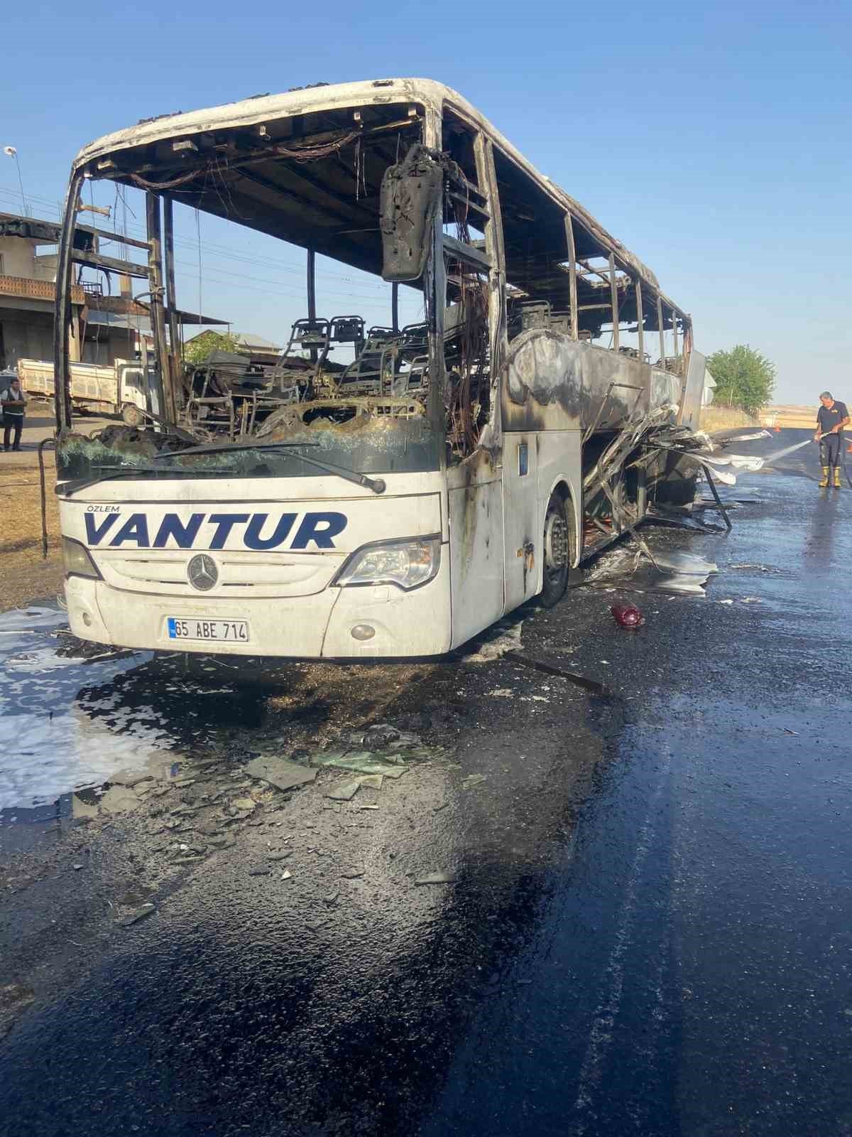 Diyarbakır’da yolcu otobüsü alevlere teslim oldu