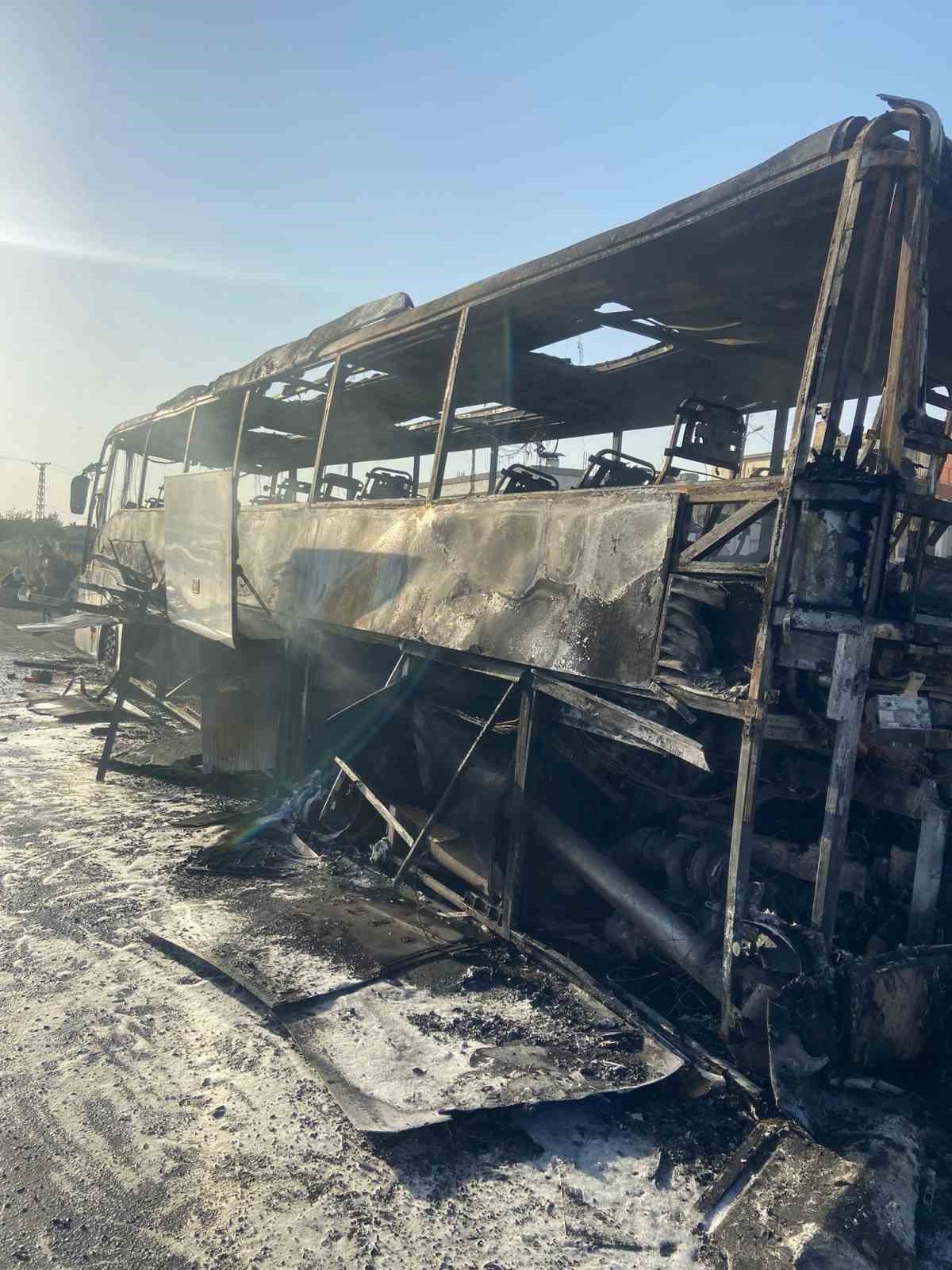 Diyarbakır’da yolcu otobüsü alevlere teslim oldu