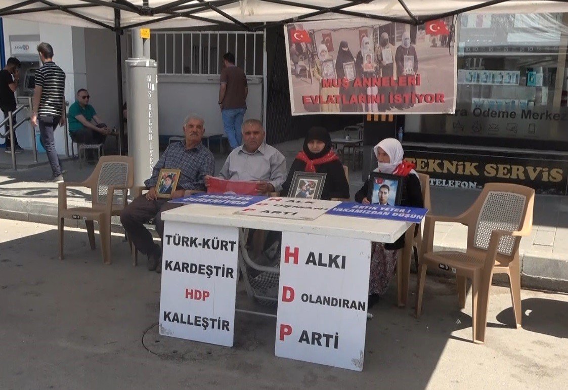 Muşlu aileler HDP önündeki eylemlerini sürdürüyor