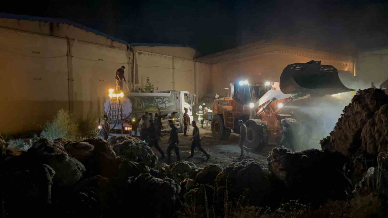 Tekstil fabrikasının pamuk deposu yandı