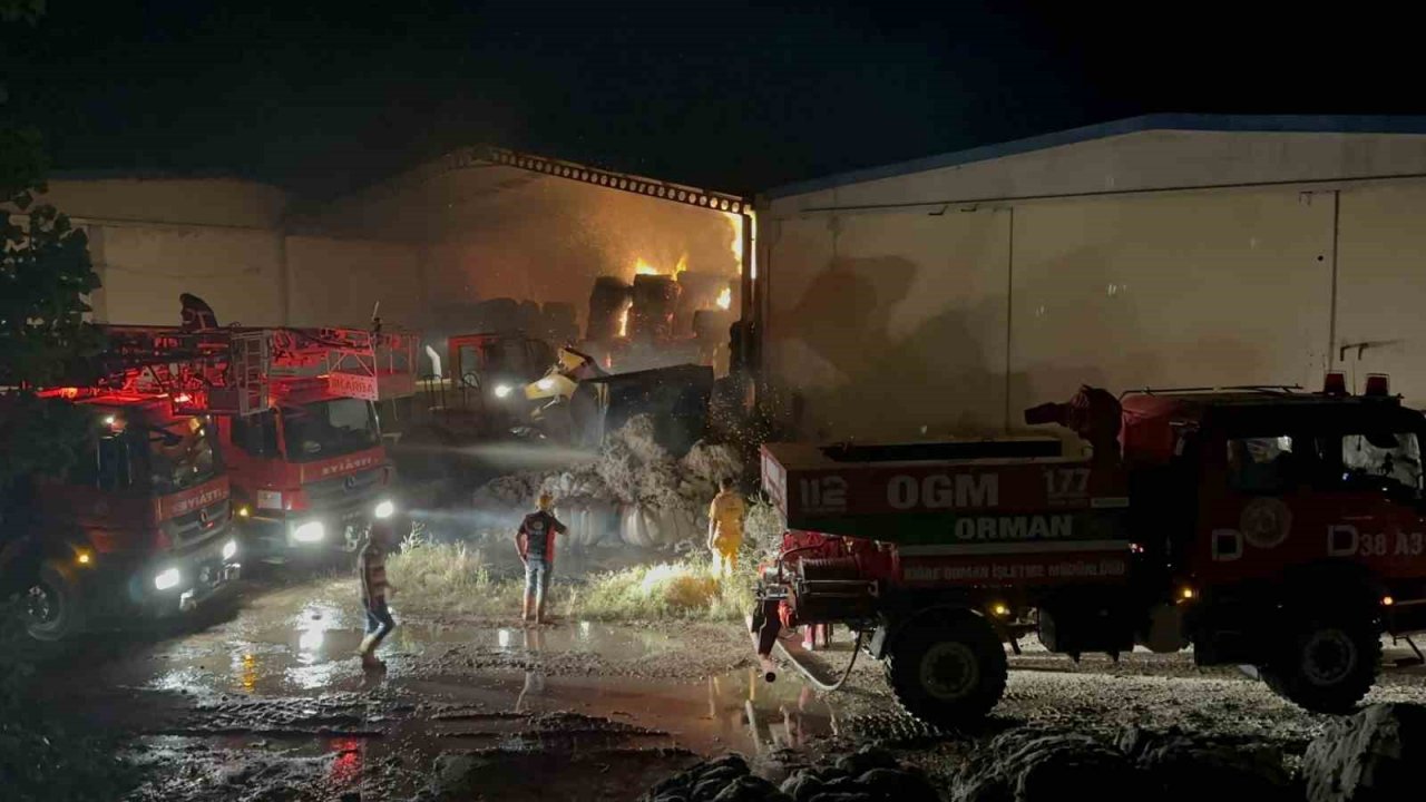 Tekstil fabrikasının pamuk deposu yandı