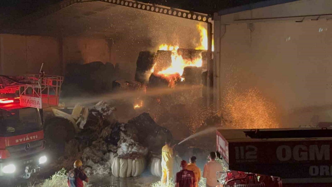 Tekstil fabrikasının pamuk deposu yandı