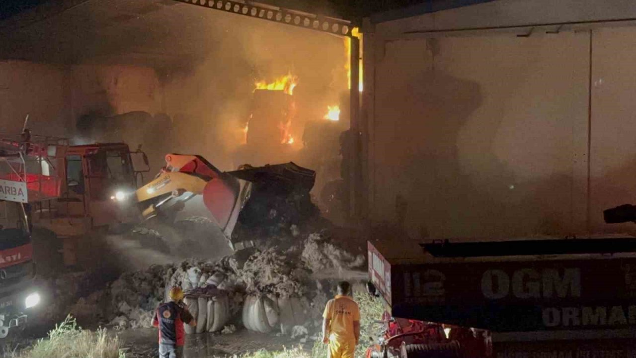 Tekstil fabrikasının pamuk deposu yandı