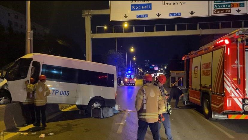E5’te kontrolden çıkan servis minibüsü refüje çarptı: 4 yaralı
