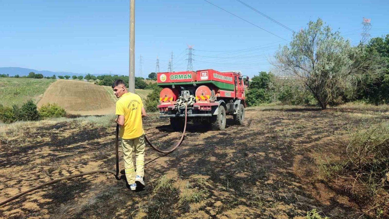 Tarla yangını büyümeden söndürüldü