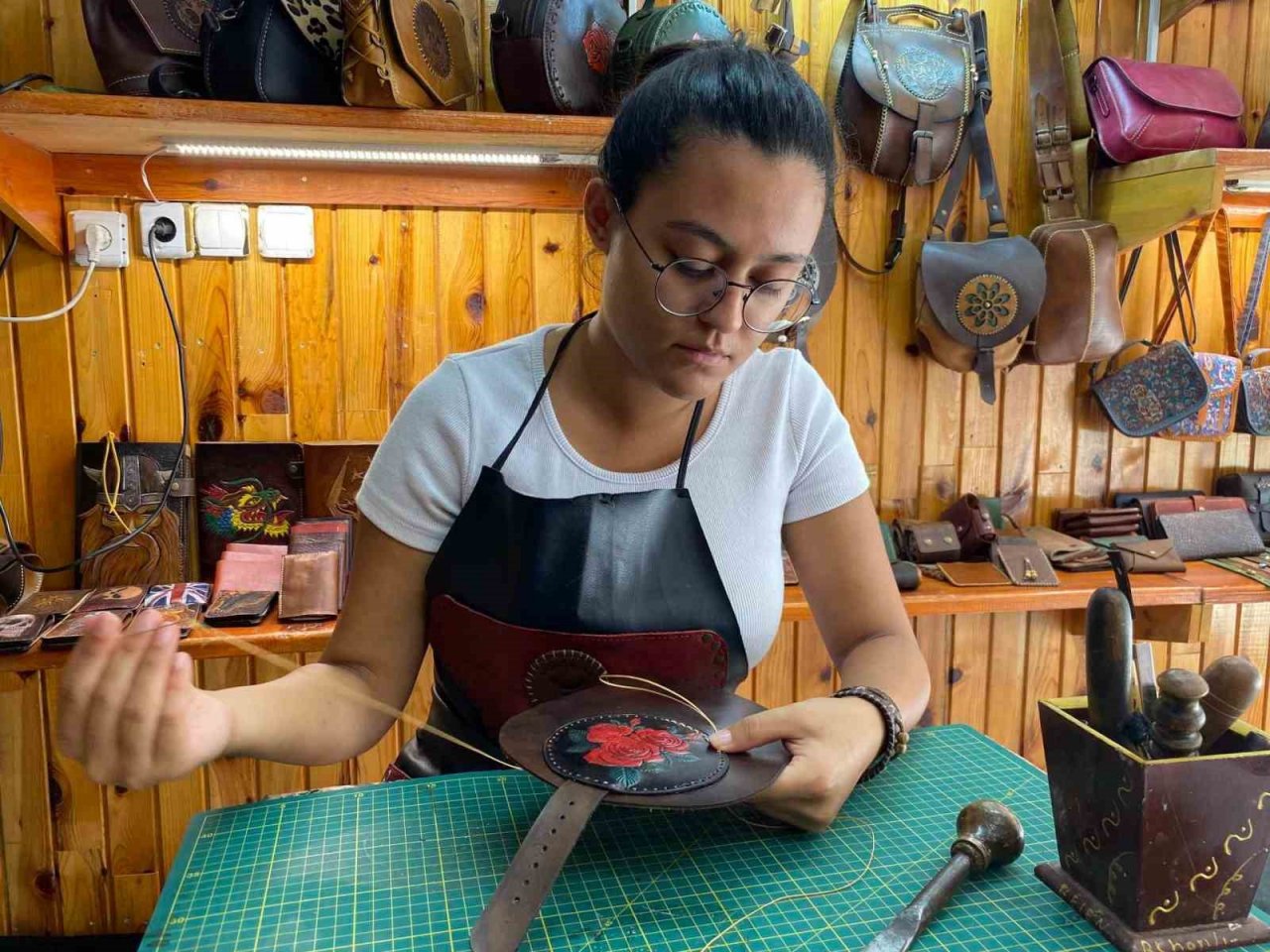 Hobi olarak başladığı deri sanatında 19 yaşında kendi atölyesini açtı