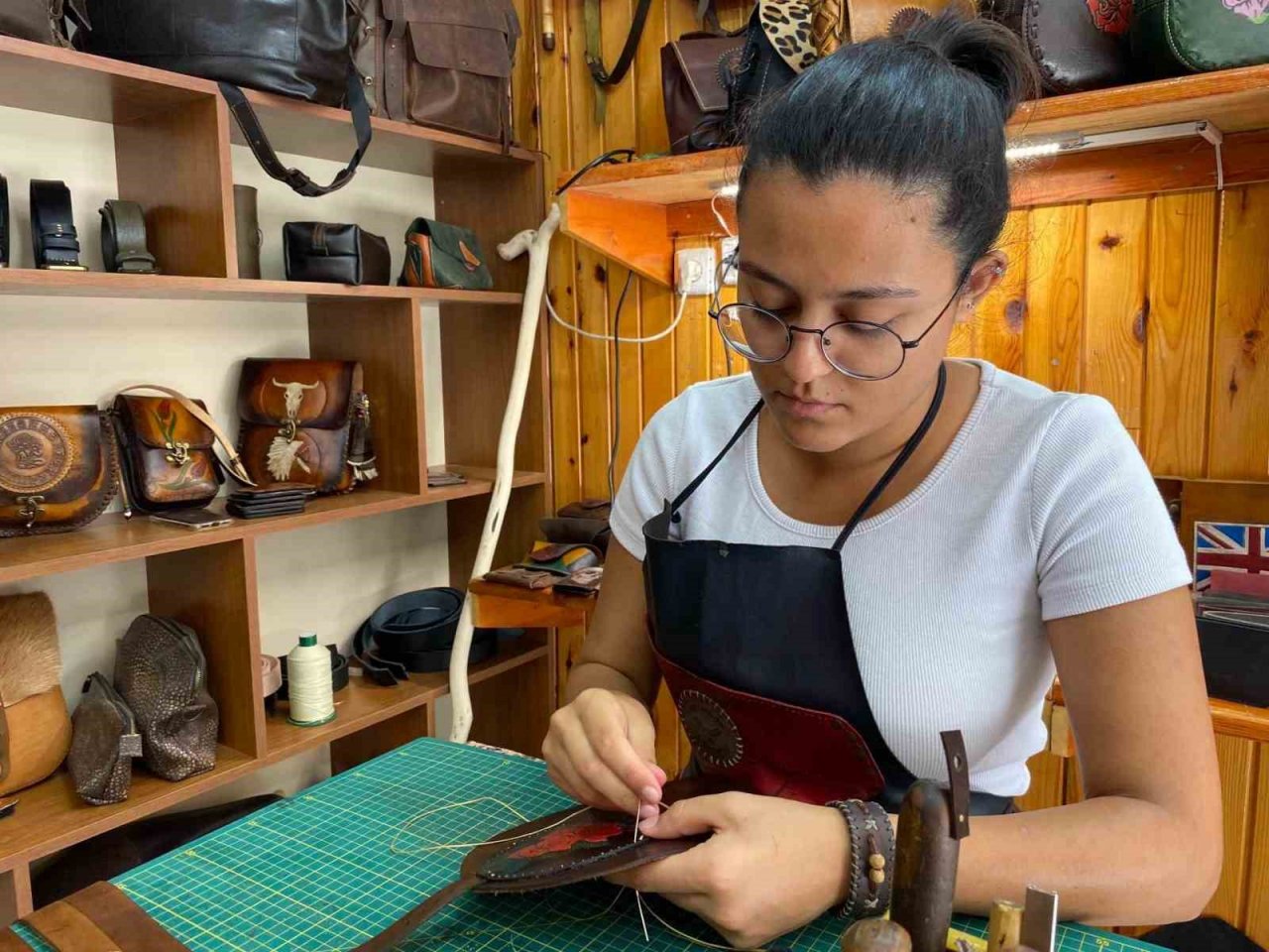 Hobi olarak başladığı deri sanatında 19 yaşında kendi atölyesini açtı
