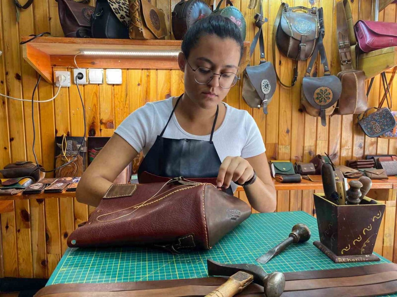 Hobi olarak başladığı deri sanatında 19 yaşında kendi atölyesini açtı