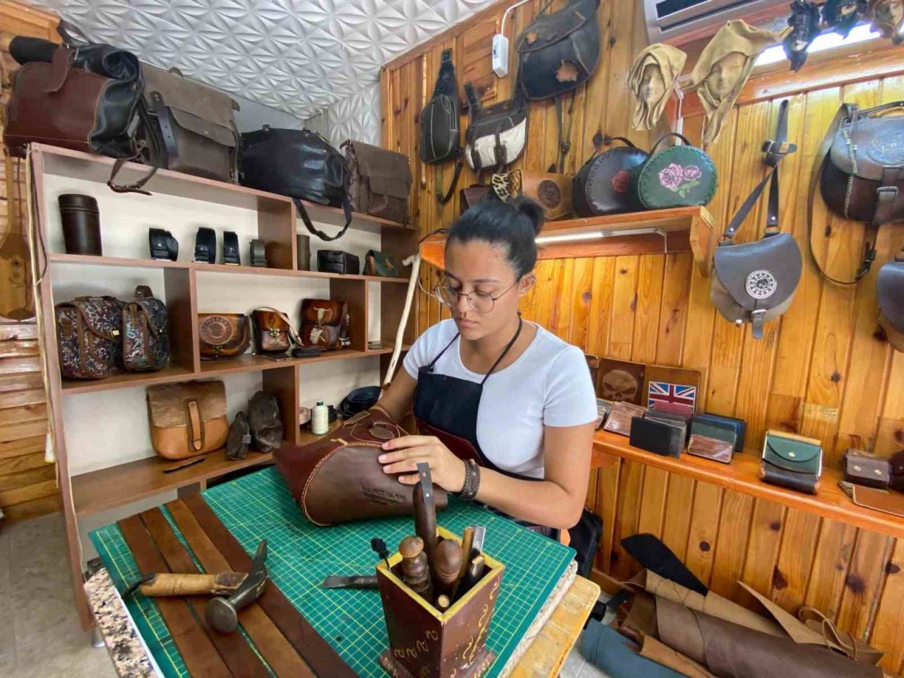 Hobi olarak başladığı deri sanatında 19 yaşında kendi atölyesini açtı