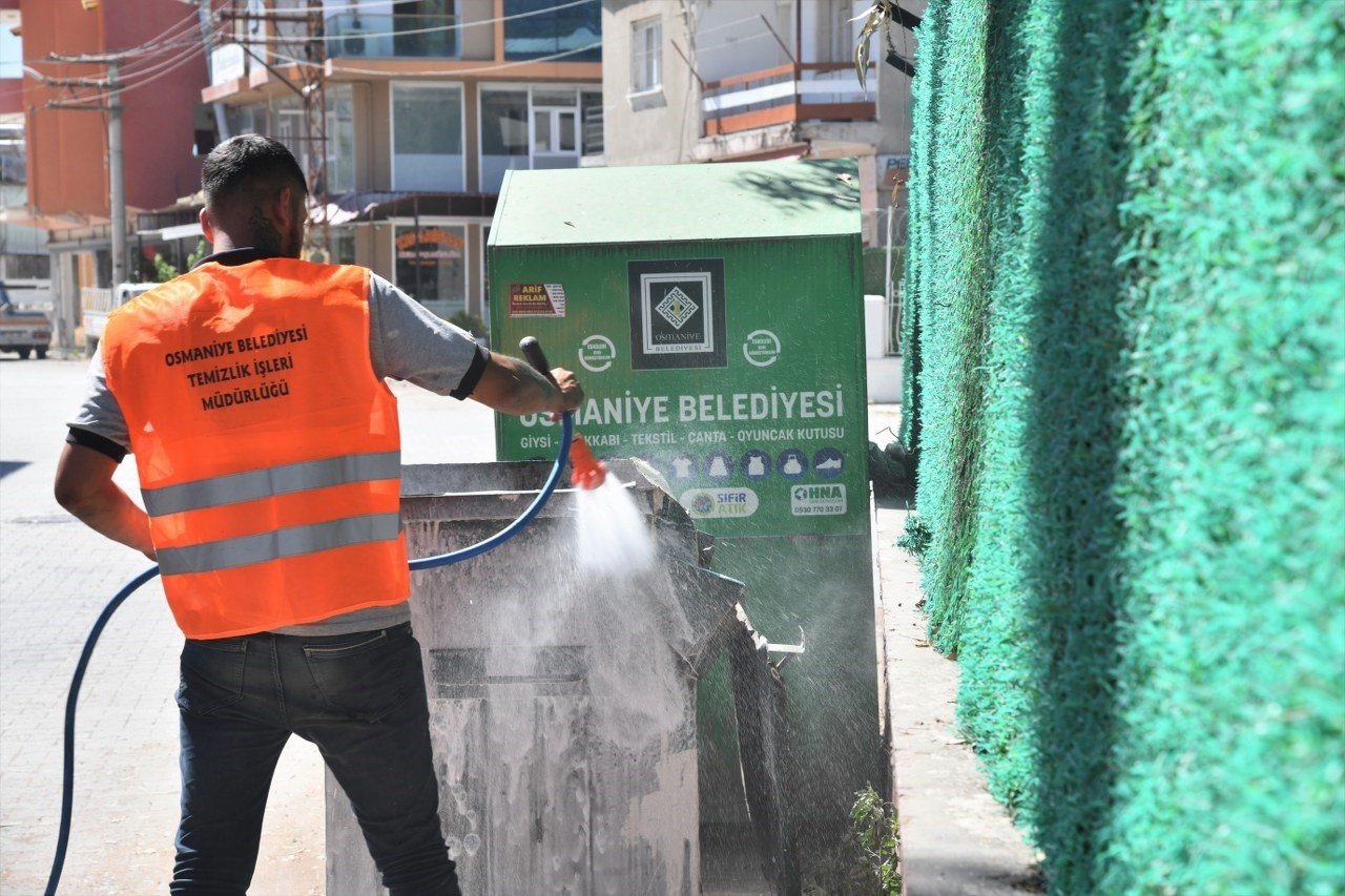 Osmaniye’de çöp konteynerleri dezenfekte ediliyor