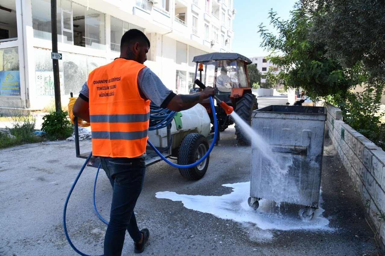 Osmaniye’de çöp konteynerleri dezenfekte ediliyor