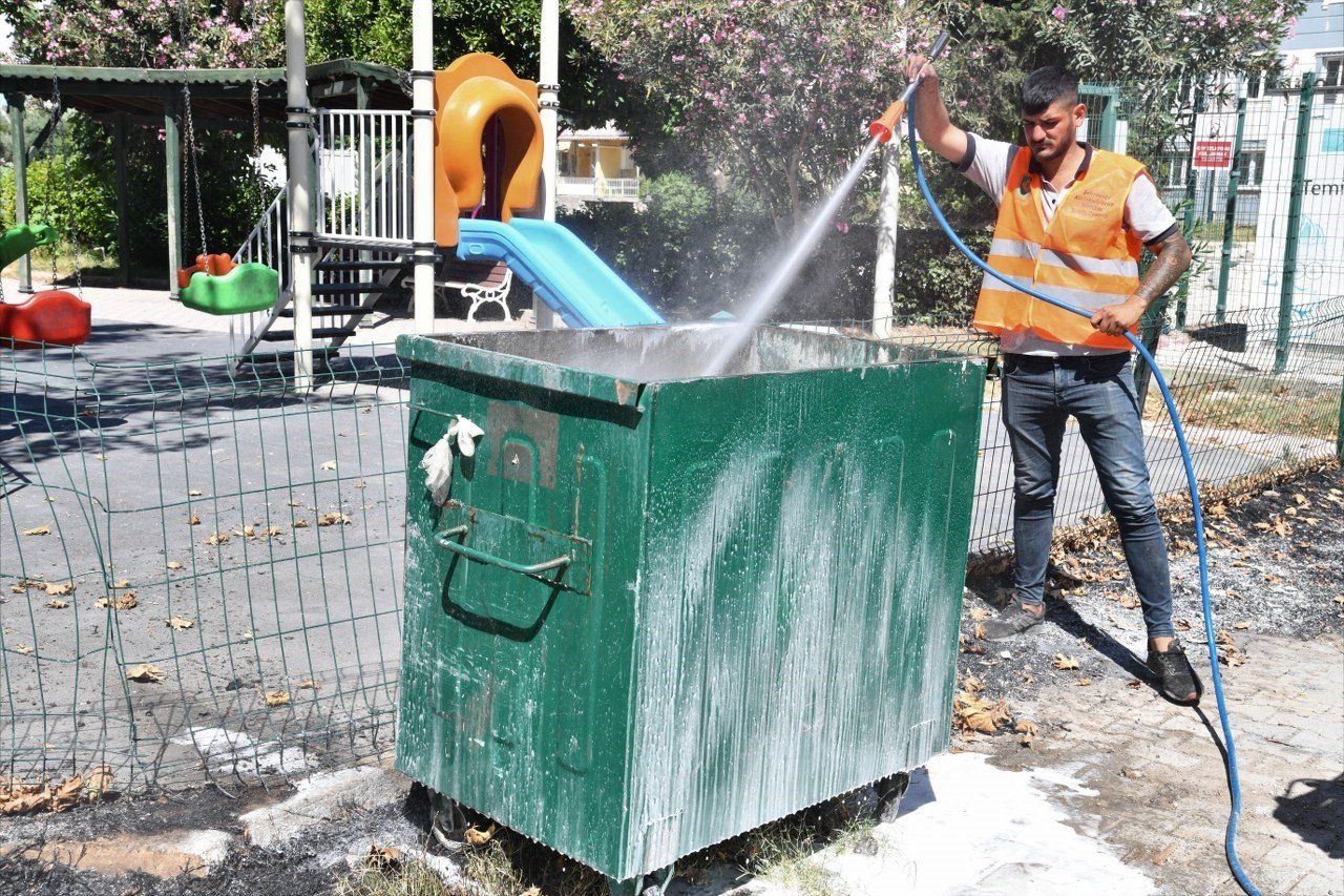 Osmaniye’de çöp konteynerleri dezenfekte ediliyor