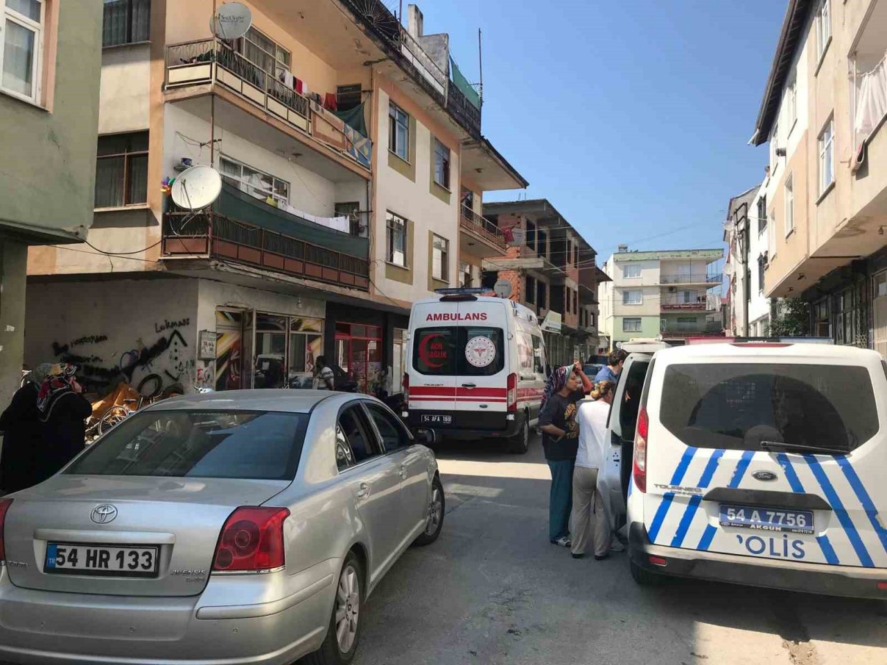 3’üncü kattan motosikletlerin üstüne düşen 7 yaşındaki çocuk yaralandı