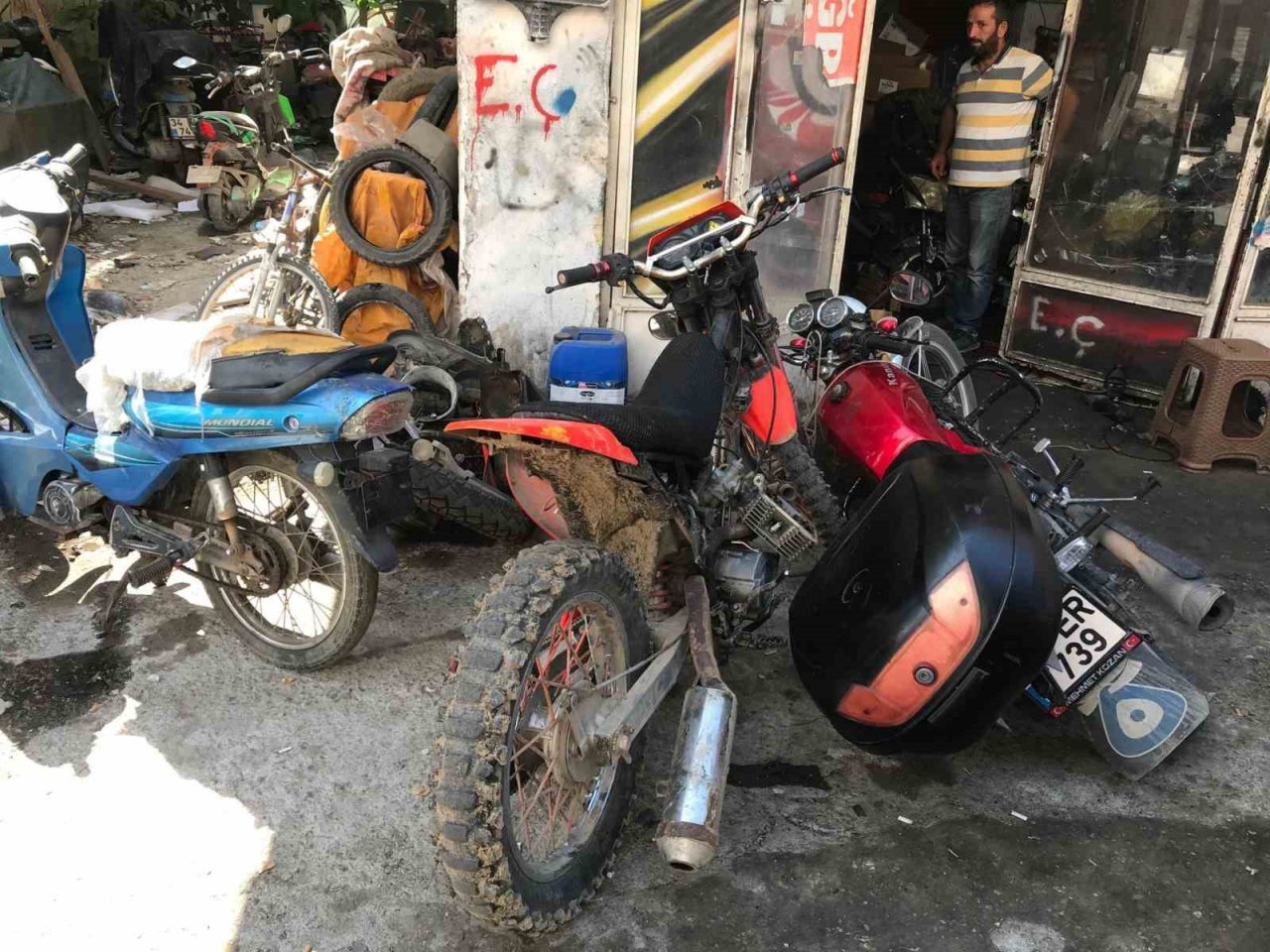 3’üncü kattan motosikletlerin üstüne düşen 7 yaşındaki çocuk yaralandı