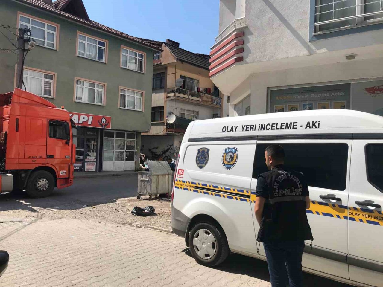 3’üncü kattan motosikletlerin üstüne düşen 7 yaşındaki çocuk yaralandı