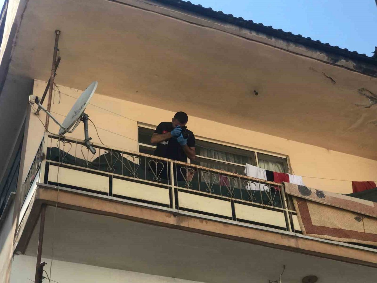 3’üncü kattan motosikletlerin üstüne düşen 7 yaşındaki çocuk yaralandı