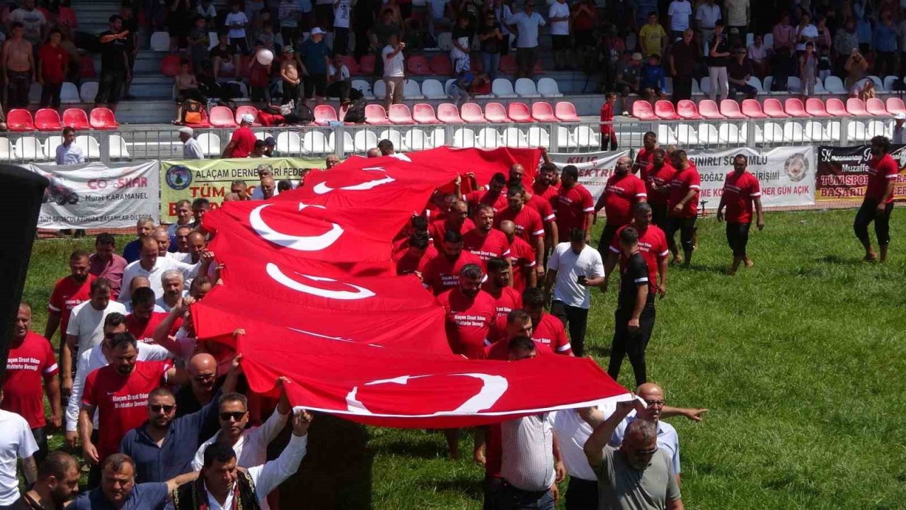 Alaçam güreşlerinde Yusuf Can Zeybek başpehlivan