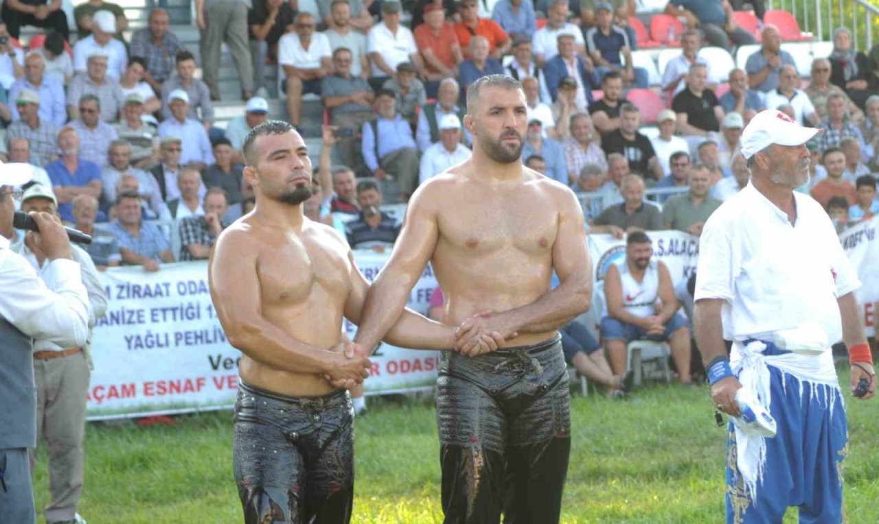 Alaçam güreşlerinde Yusuf Can Zeybek başpehlivan