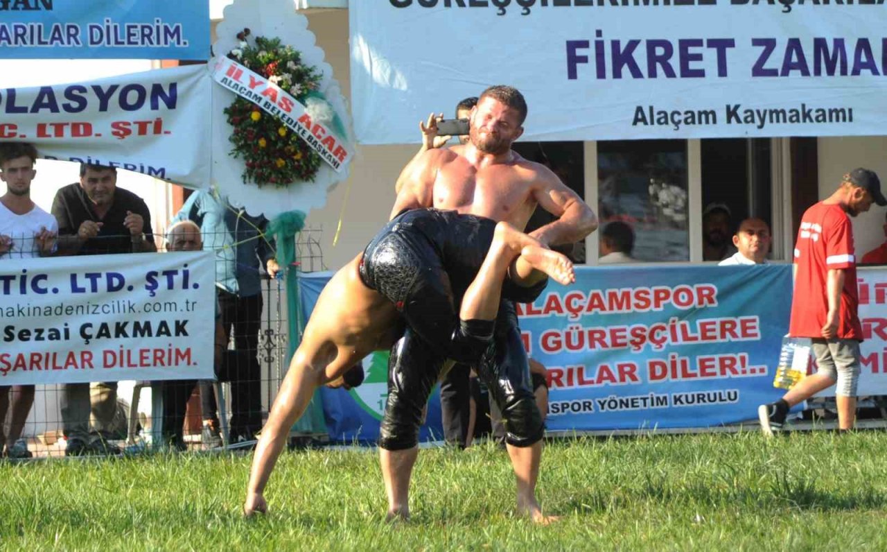 Alaçam güreşlerinde Yusuf Can Zeybek başpehlivan