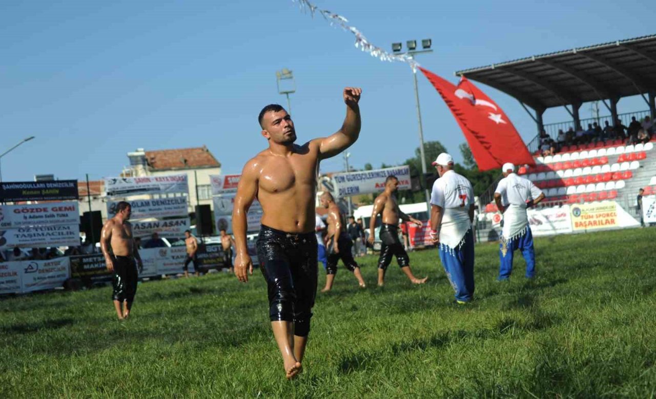 Alaçam güreşlerinde Yusuf Can Zeybek başpehlivan