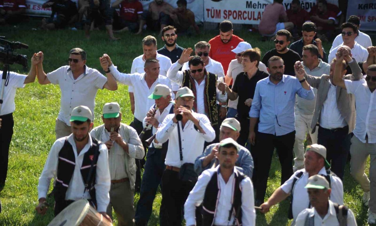 Alaçam güreşlerinde Yusuf Can Zeybek başpehlivan