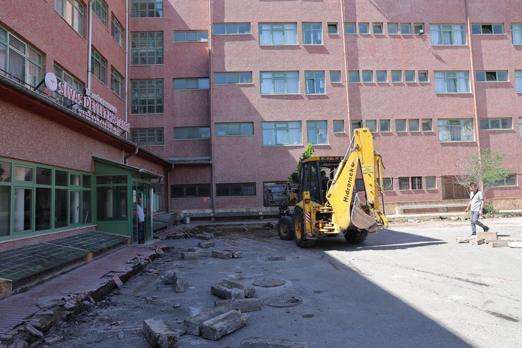Sivas Devlet Hastanesi’nin çevresi yenileniyor