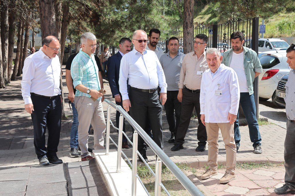 Sivas Devlet Hastanesi’nin çevresi yenileniyor