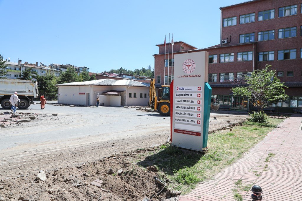 Sivas Devlet Hastanesi’nin çevresi yenileniyor