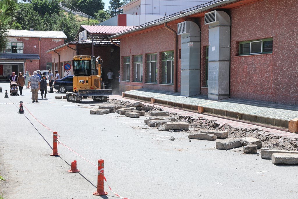 Sivas Devlet Hastanesi’nin çevresi yenileniyor