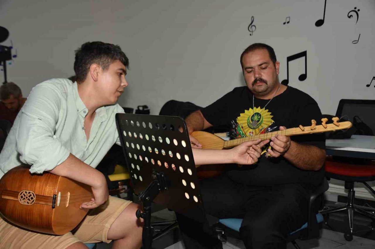 Şehzadeler Belediyesinin ücretsiz bağlama kurslarına yoğun ilgi