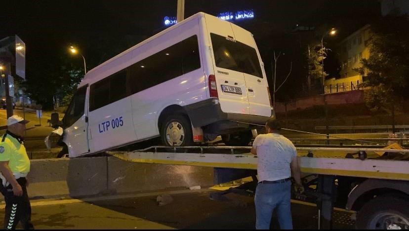 E5’te kontrolden çıkan servis minibüsü refüje çarptı: 4 yaralı