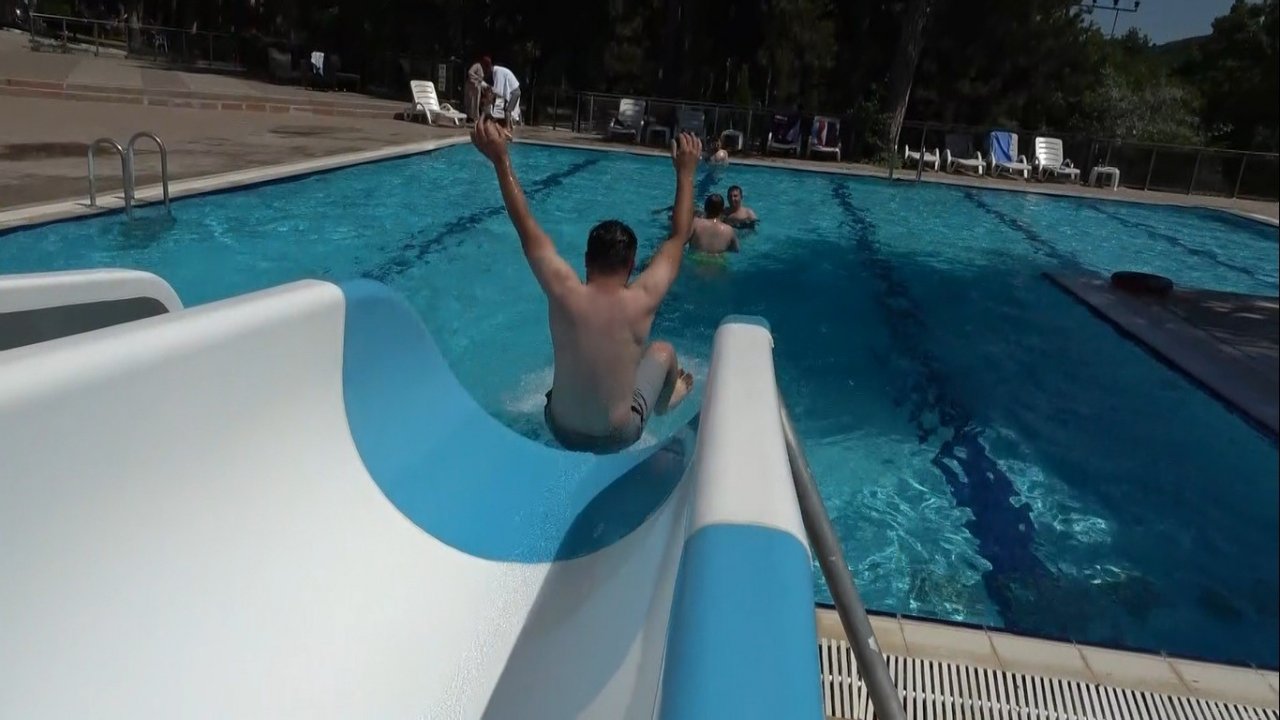 Sıcaktan bunalan vatandaşlar termal havuzlara koşuyor