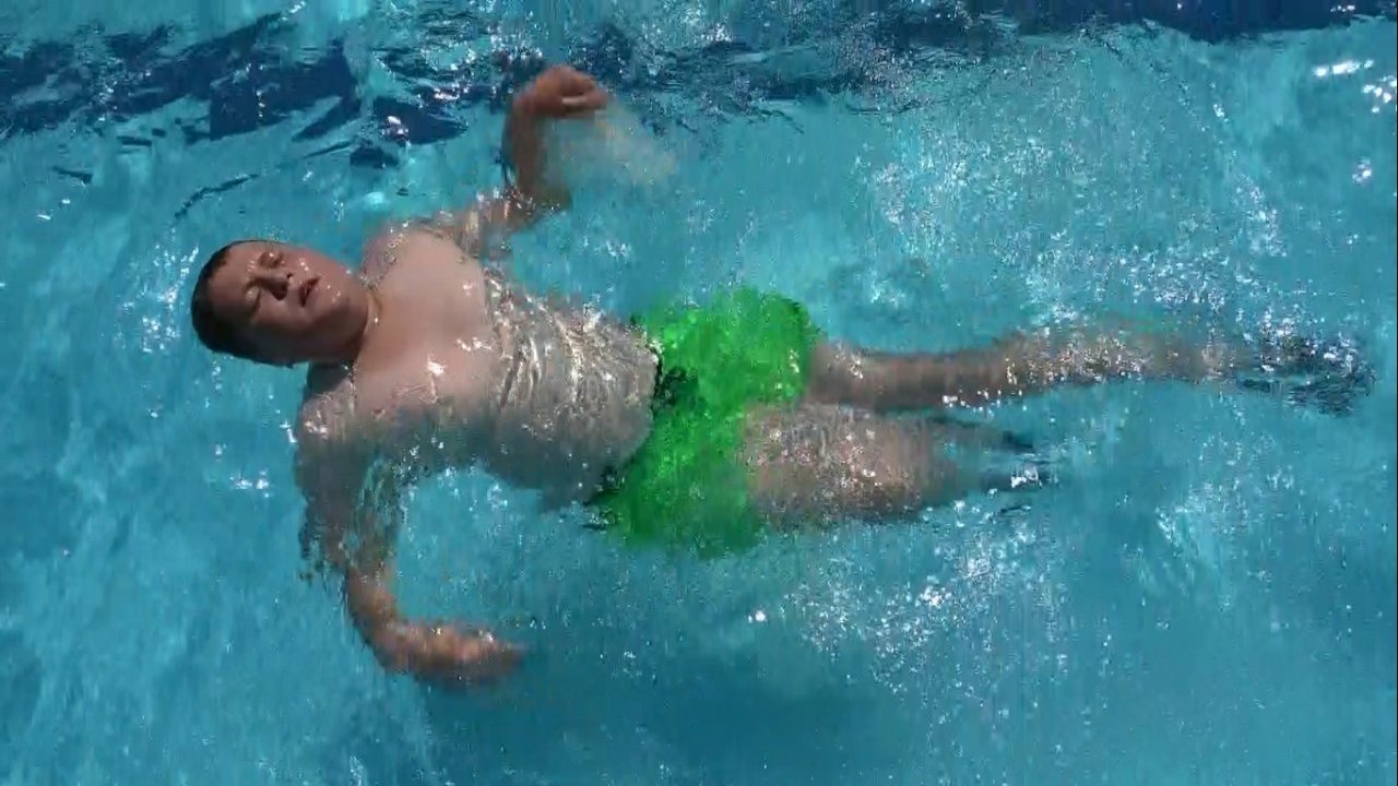 Sıcaktan bunalan vatandaşlar termal havuzlara koşuyor