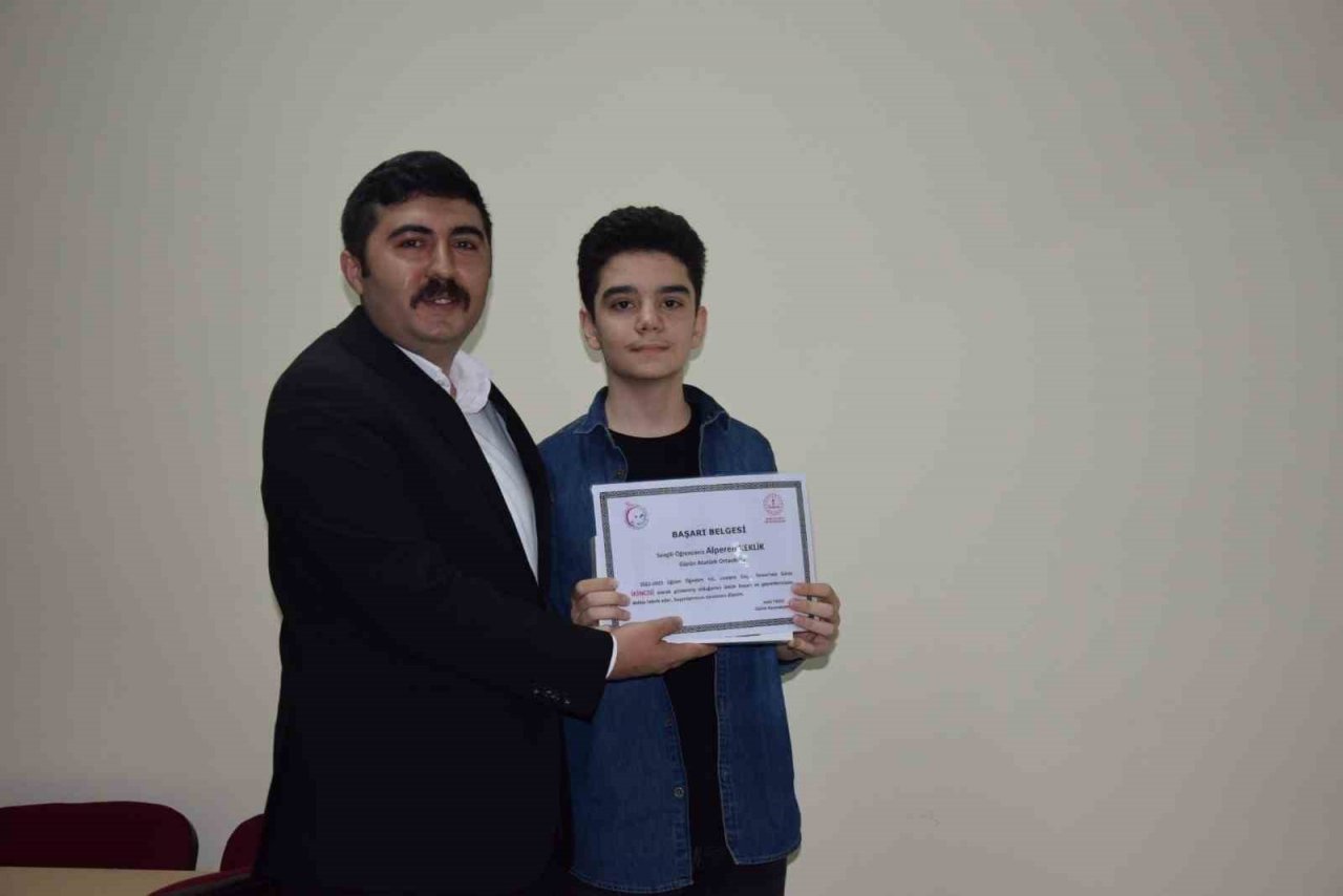 LGS’de başarı gösteren öğrencilere ödül verildi