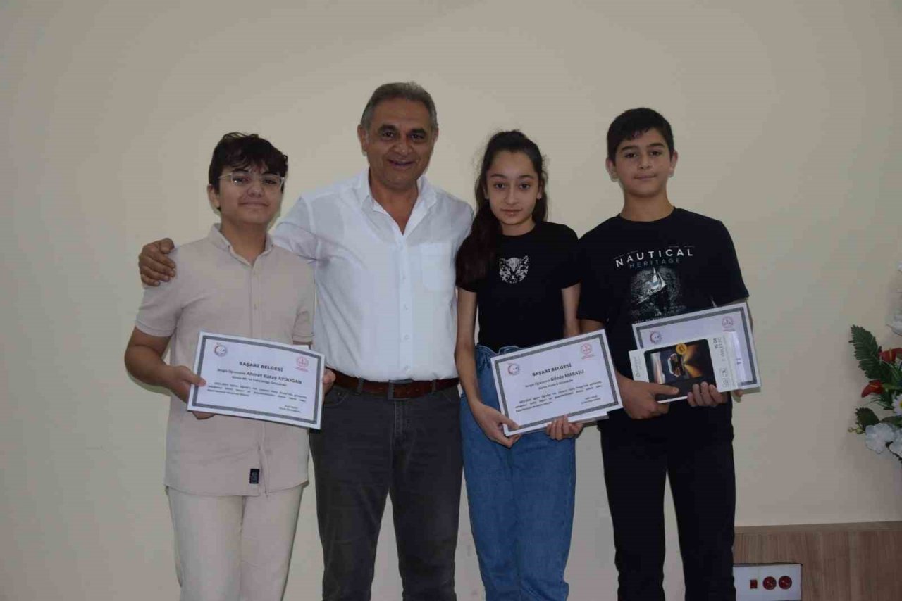 LGS’de başarı gösteren öğrencilere ödül verildi