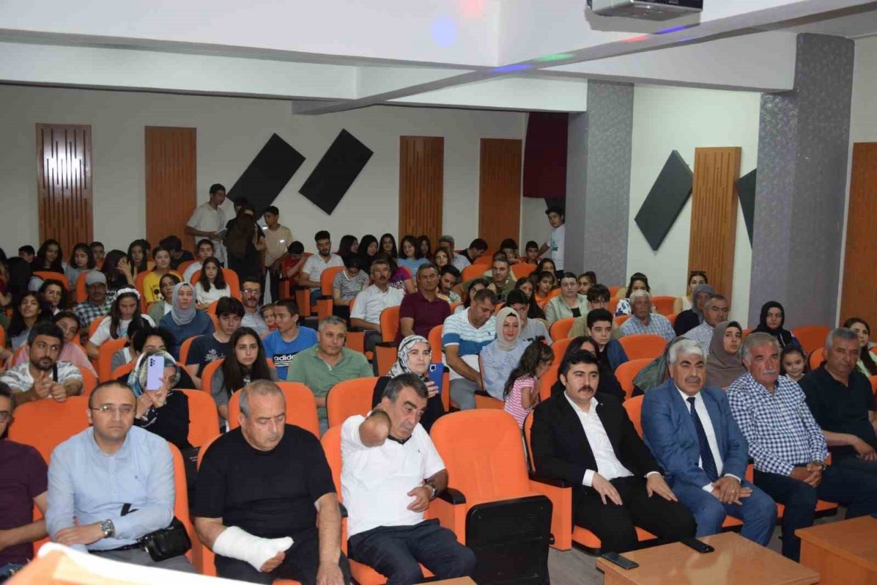 LGS’de başarı gösteren öğrencilere ödül verildi