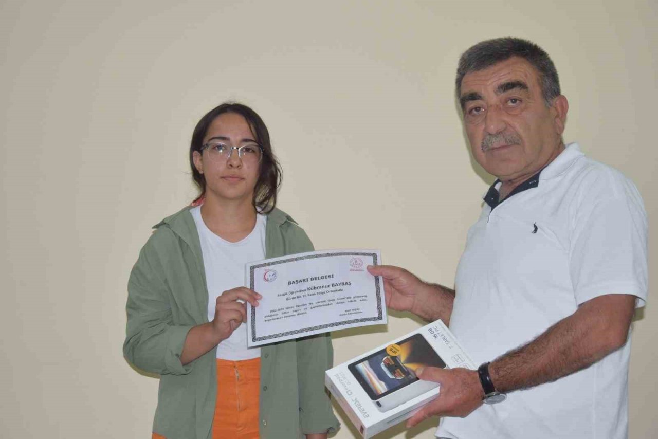 LGS’de başarı gösteren öğrencilere ödül verildi