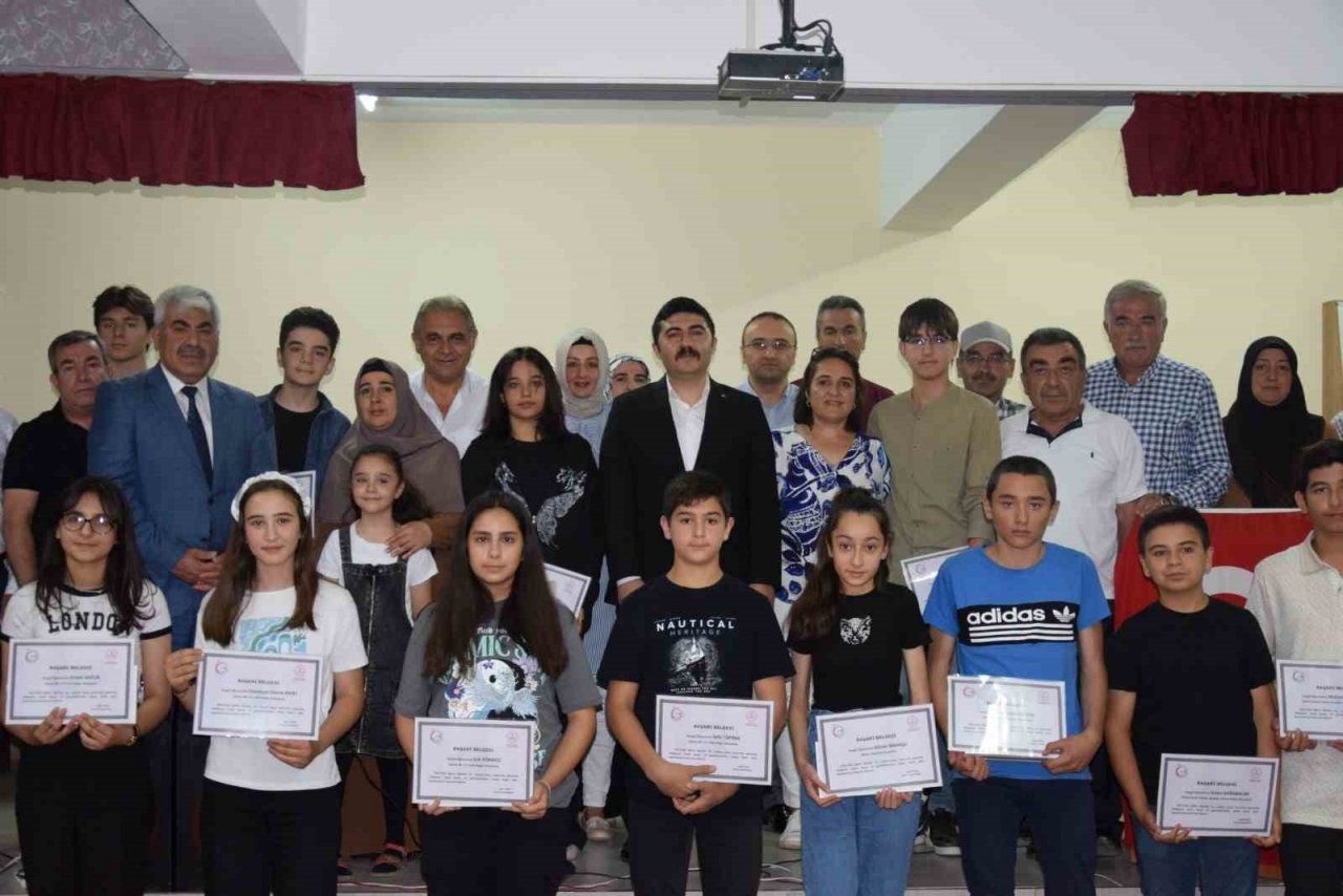 LGS’de başarı gösteren öğrencilere ödül verildi