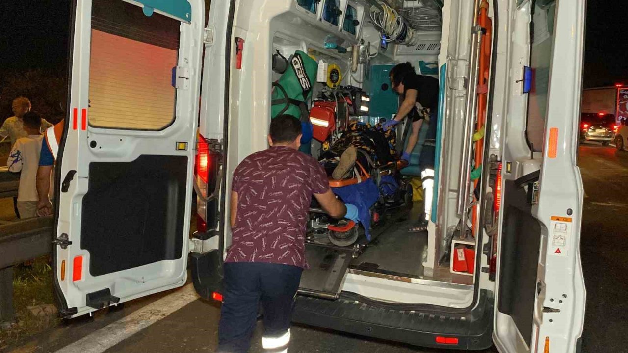 TEM’de tırdan devrilen yüklere otomobil çarptı, trafik felç oldu: 3 yaralı