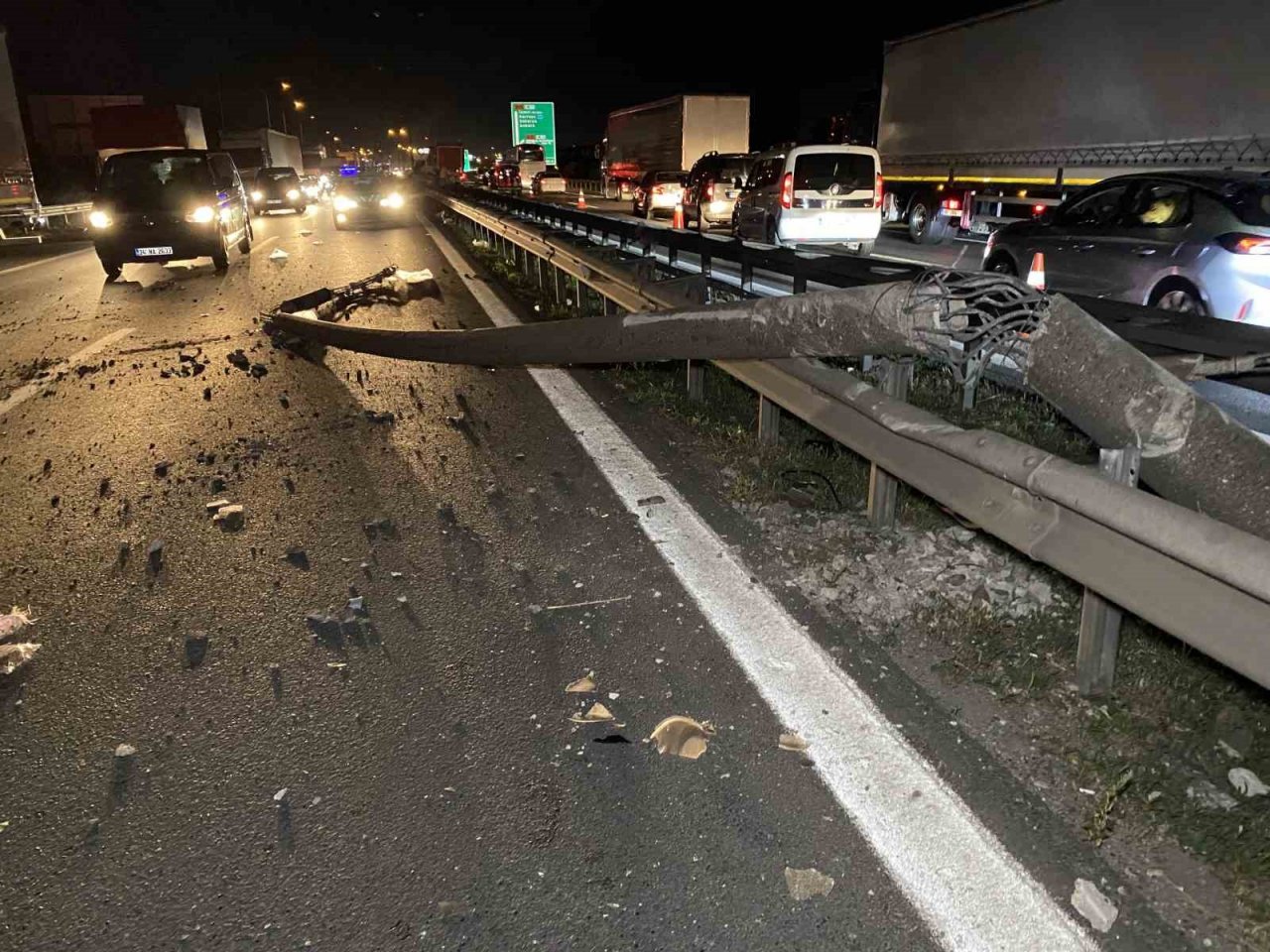 TEM’de tırdan devrilen yüklere otomobil çarptı, trafik felç oldu: 3 yaralı