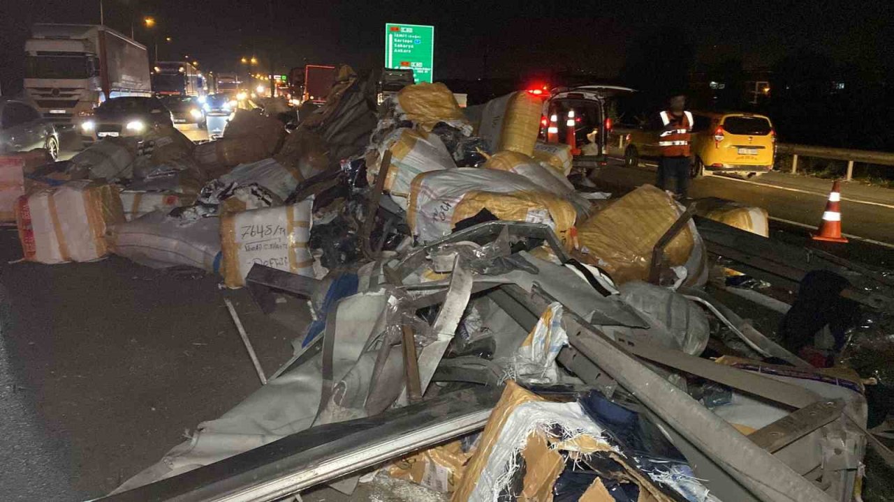 TEM’de tırdan devrilen yüklere otomobil çarptı, trafik felç oldu: 3 yaralı